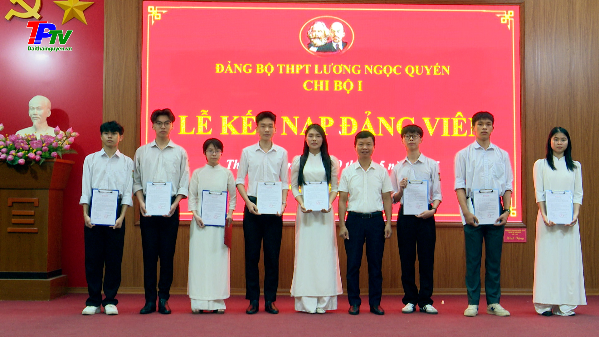 15 học sinh trường THPT Lương Ngọc Quyến được kết nạp Đảng.