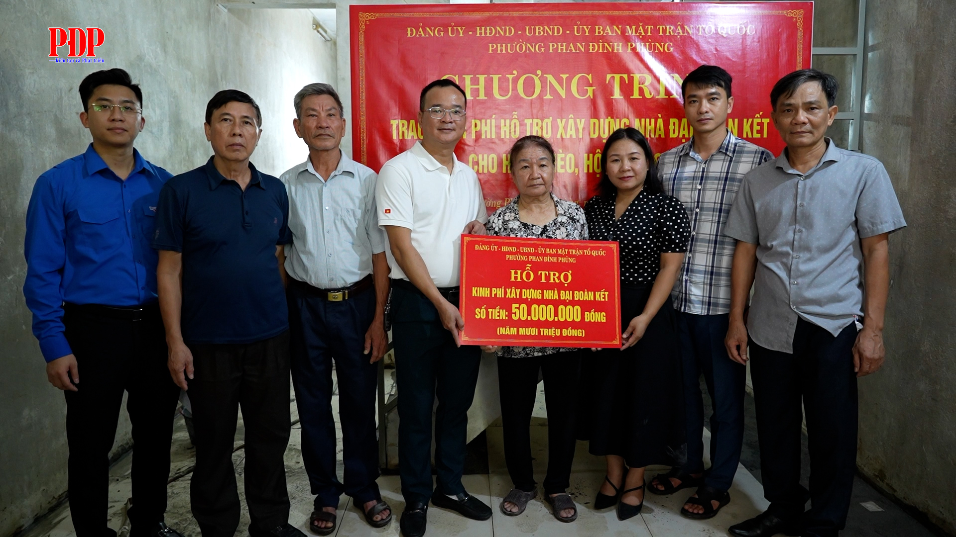 Phường Phan Đình Phùng trao kinh phí hỗ trợ xây dựng Nhà Đại đoàn kết cho hộ nghèo tại tổ 19.