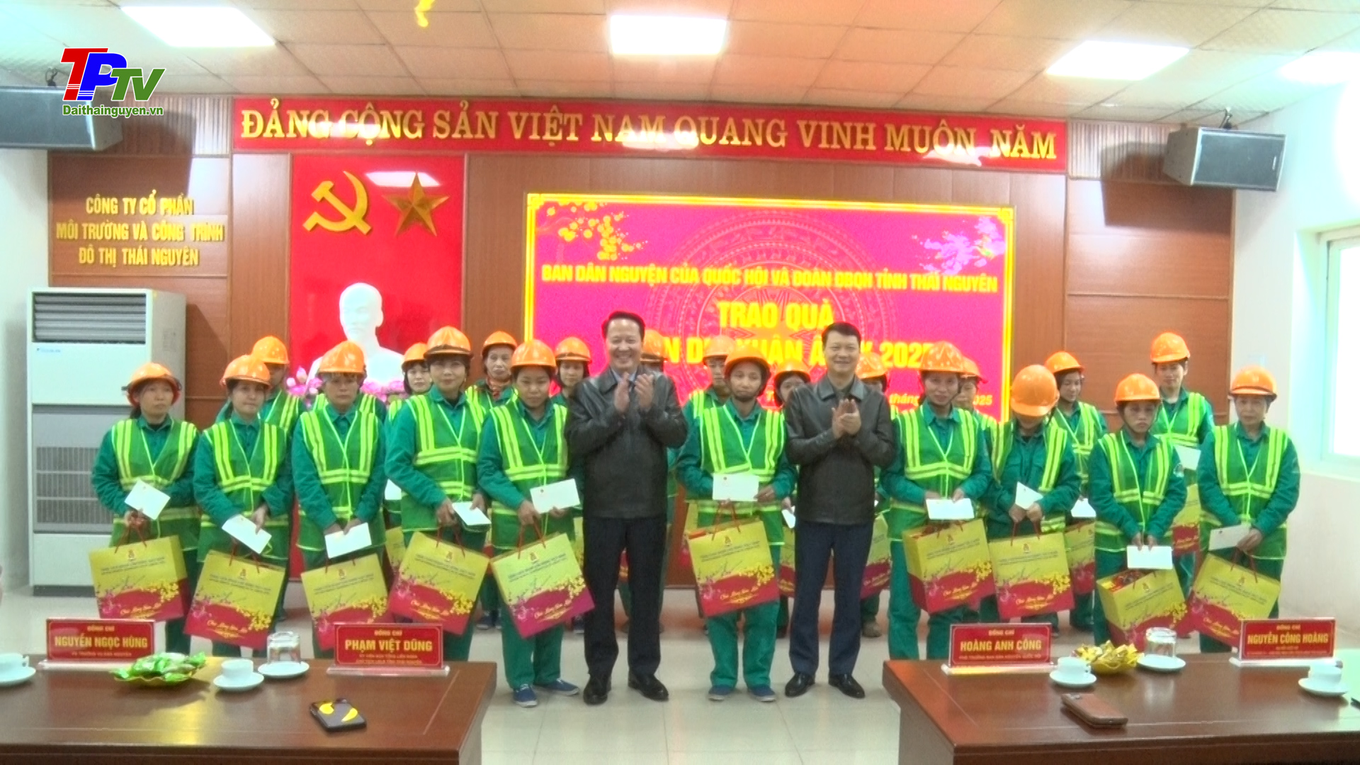 Thăm, tặng quà công nhân, người lao động của Công ty Cổ phần Môi trường và Công trình Đô thị Thái Nguyên.