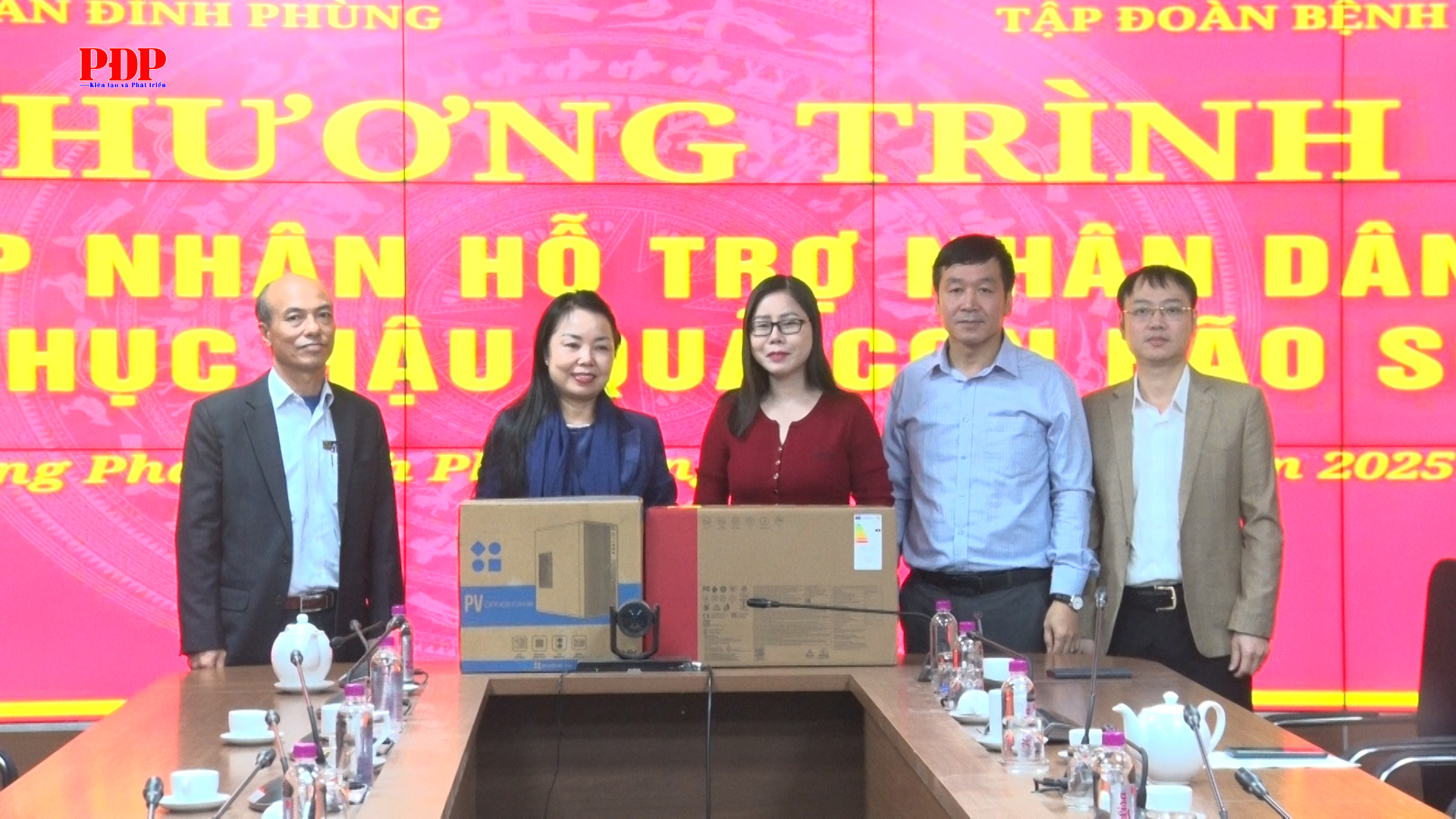 Công ty Cổ phần tập đoàn Bệnh viện TNH trao hỗ trợ phường Phan Đình Phùng khắc phục hậu quả cơn bão số 11.