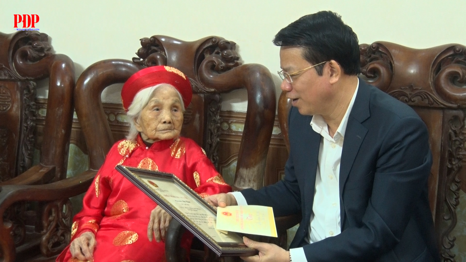 Đồng chí Bí thư Đảng ủy, Chủ tịch UBND phường Phan Đình Phùng thăm, tặng quà người có công và người cao tuổi