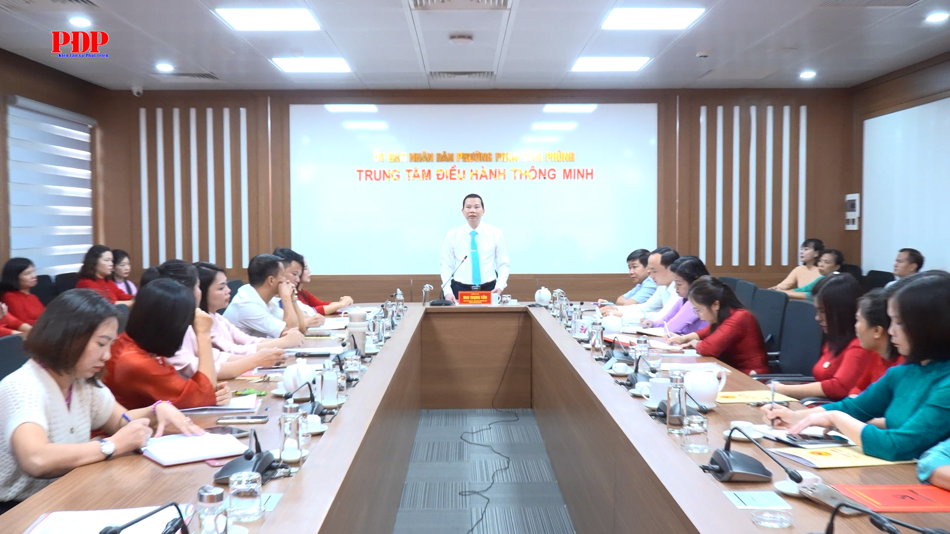 Chủ tịch UBND phường Phan Đình Phùng giao nhiệm vụ cho Ban Giám hiệu các trường học sau sắp xếp.