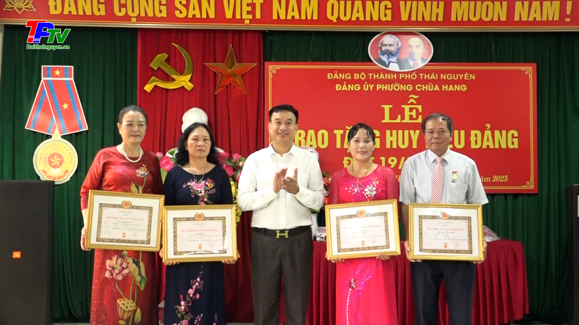 Đảng uỷ phường Chùa Hang: Trao tặng Huy hiệu đợt 19/5.