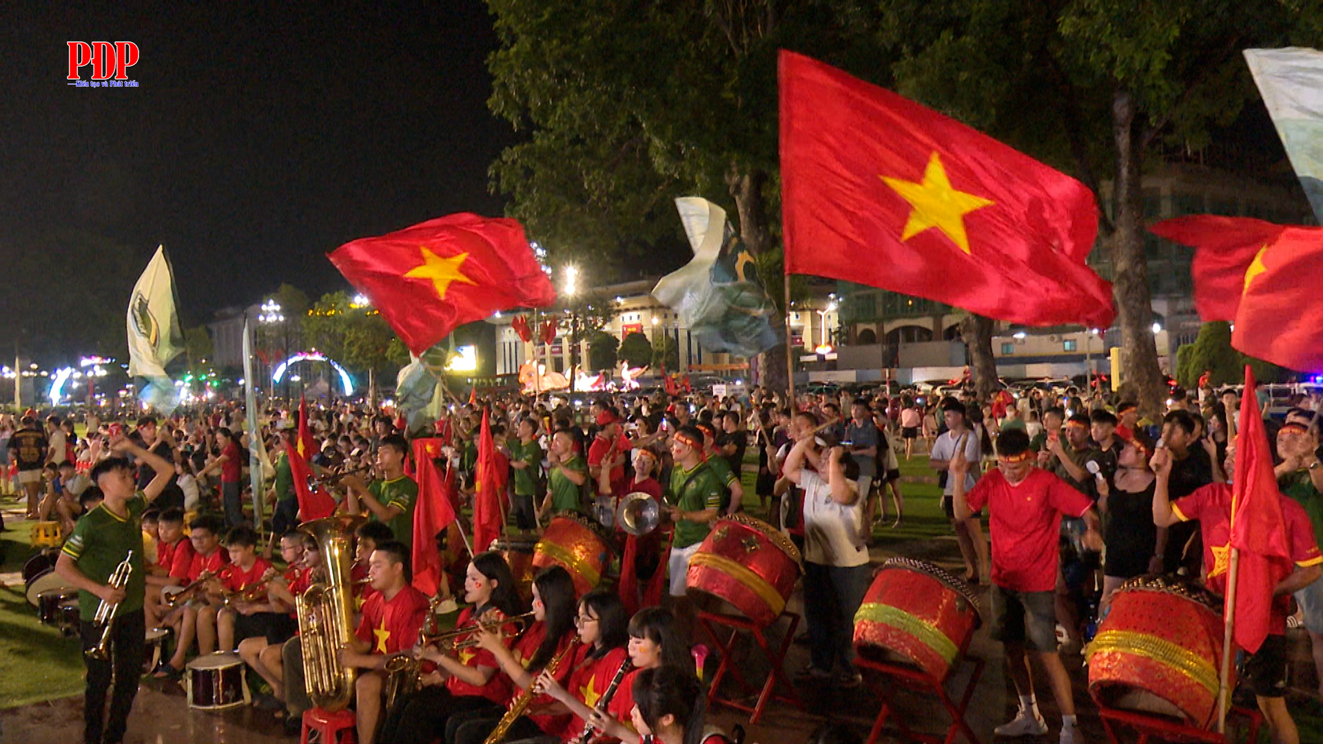 Sôi động không khí cổ vũ đội tuyển Việt Nam tại phường Phan Đình Phùng