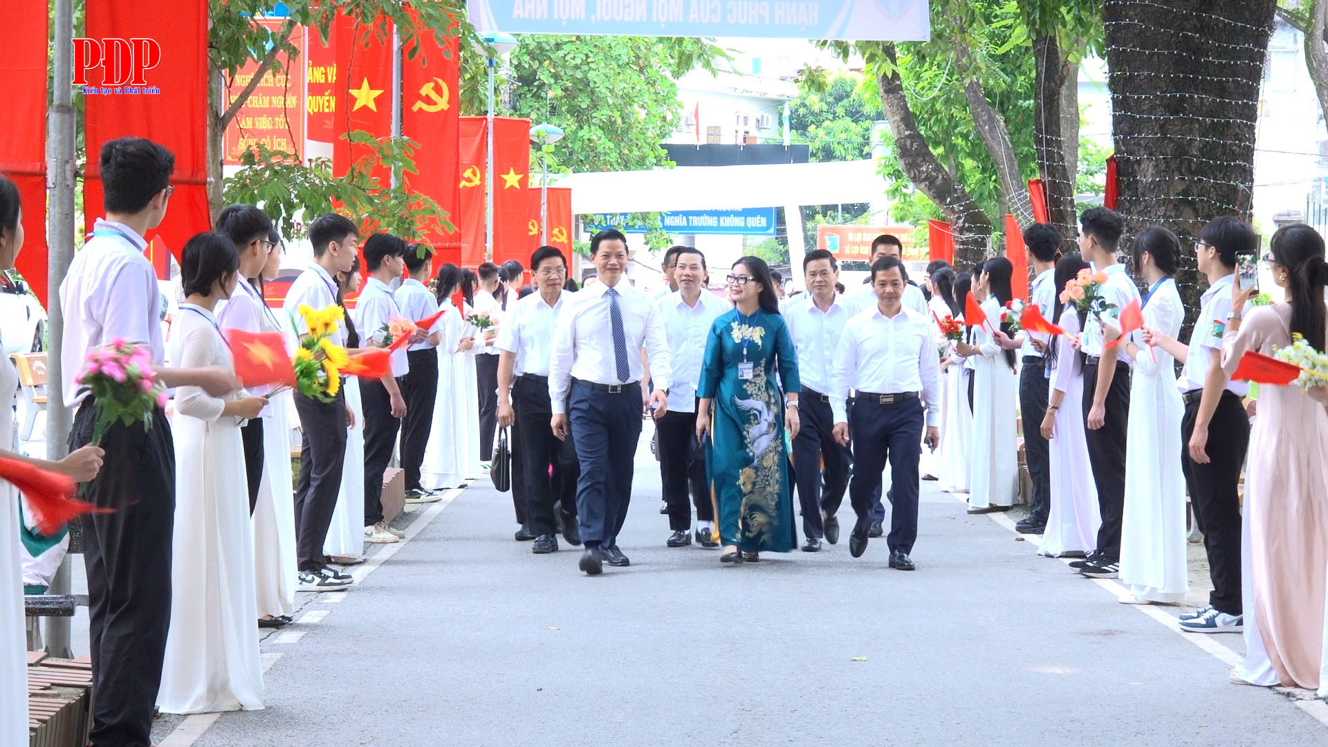 Đồng chí Chủ tịch UBND tỉnh Thái Nguyên dự lễ khai giảng tại trường THPT Lương Ngọc Quyến.