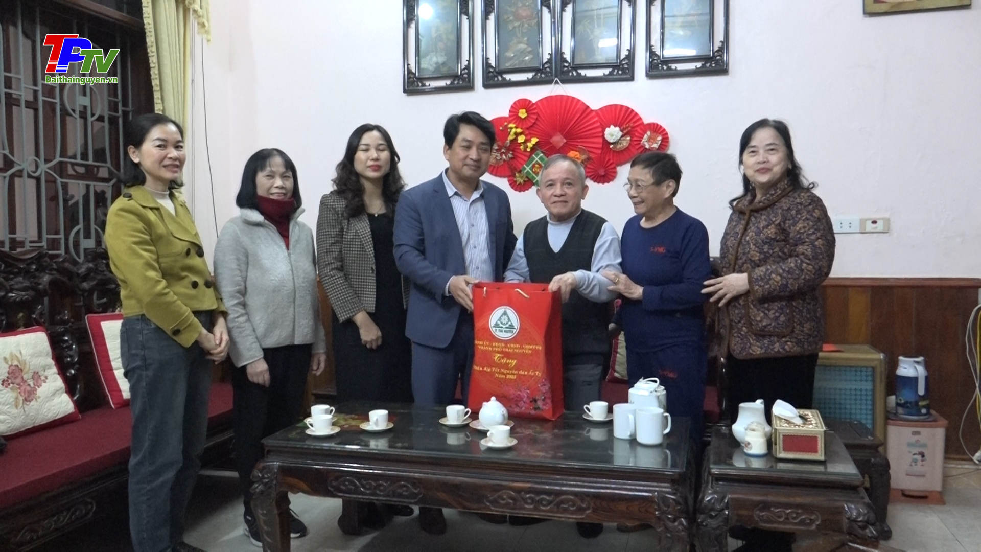 Lãnh đạo thành phố Thái Nguyên thăm, tặng quà gia đình chính sách, người có công với cách mạng trên địa bàn phường Trưng Vương.