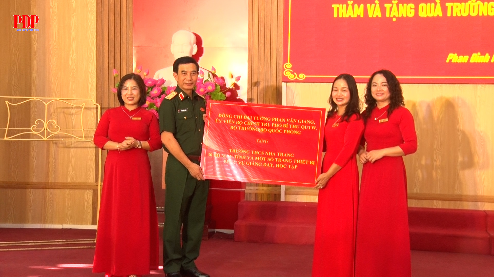 Đại tướng Phan Văn Giang thăm, tặng quà hai ngôi trường tại Thái Nguyên.