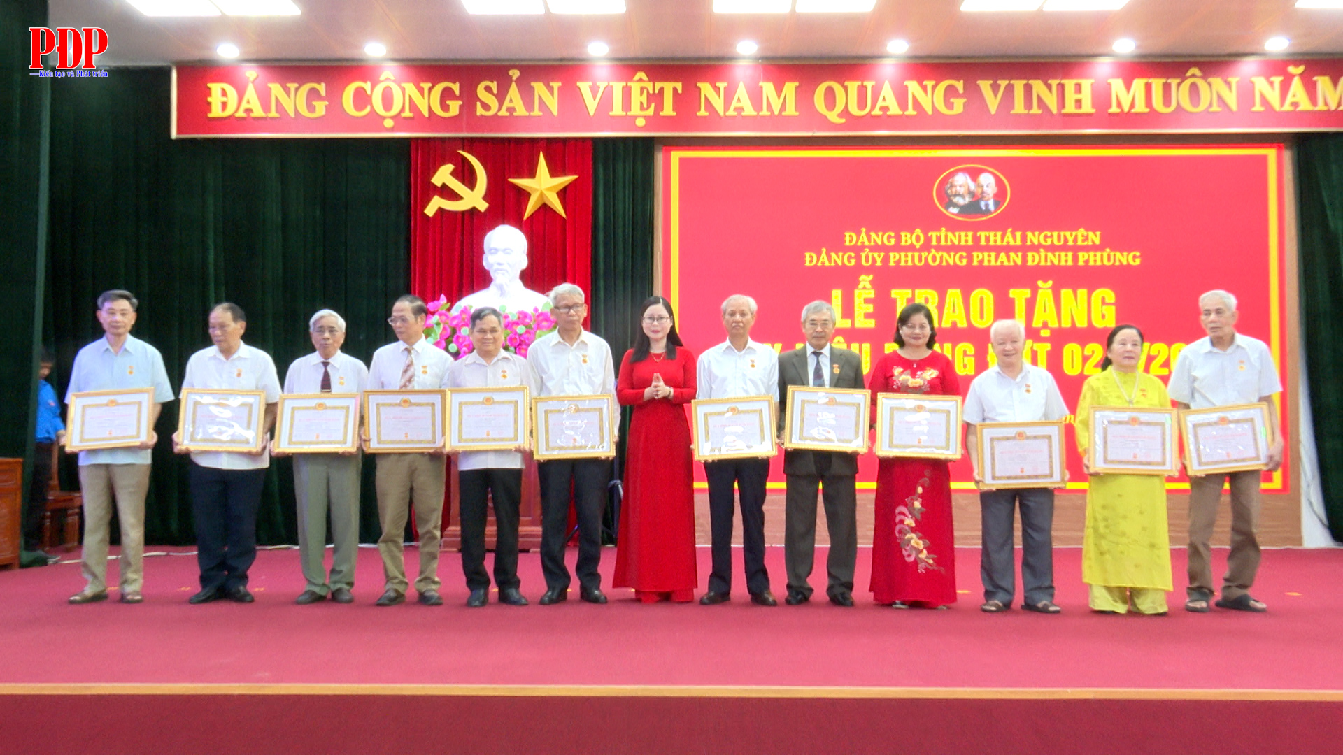 Đảng bộ phường Phan Đình Phùng: Trao tặng Huy hiệu Đảng đợt 2/9/2025.