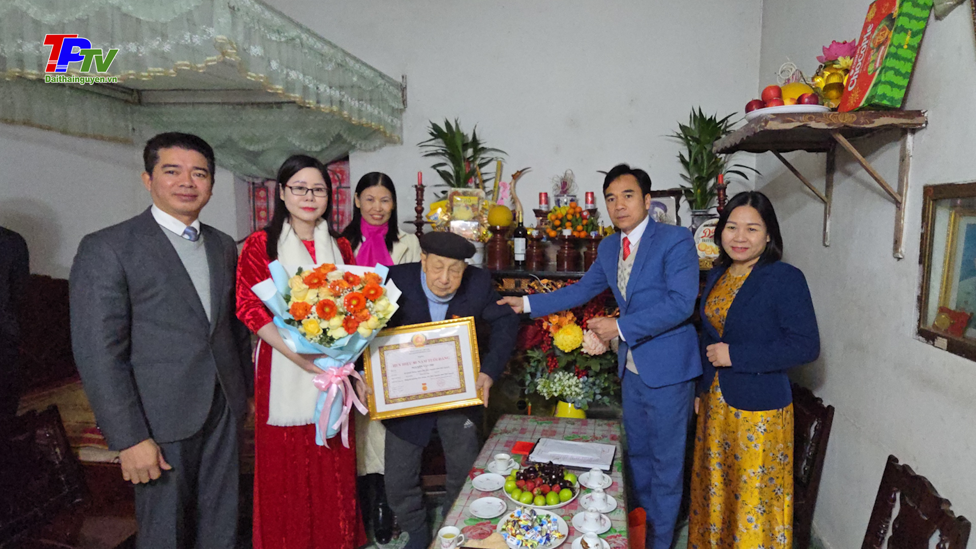 Đảng bộ phường Tân Thịnh trao Huy hiệu Đảng cho 36 đảng viên.