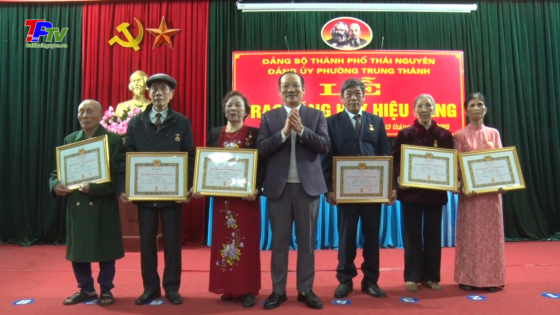 Đảng bộ phường Trung Thành trao tặng Huy hiệu Đảng đợt 3/2 cho 36 đảng viên.