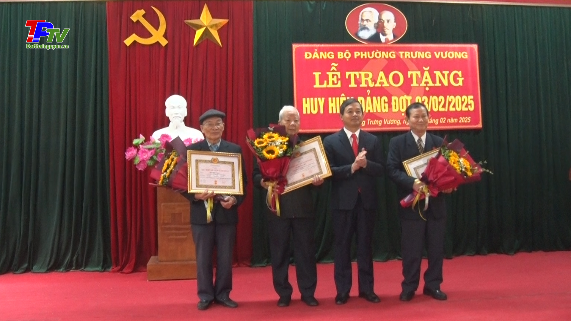 Đảng bộ phường Trưng Vương tổ chức Lễ trao tặng Huy hiệu Đảng đợt 03/02/2025.