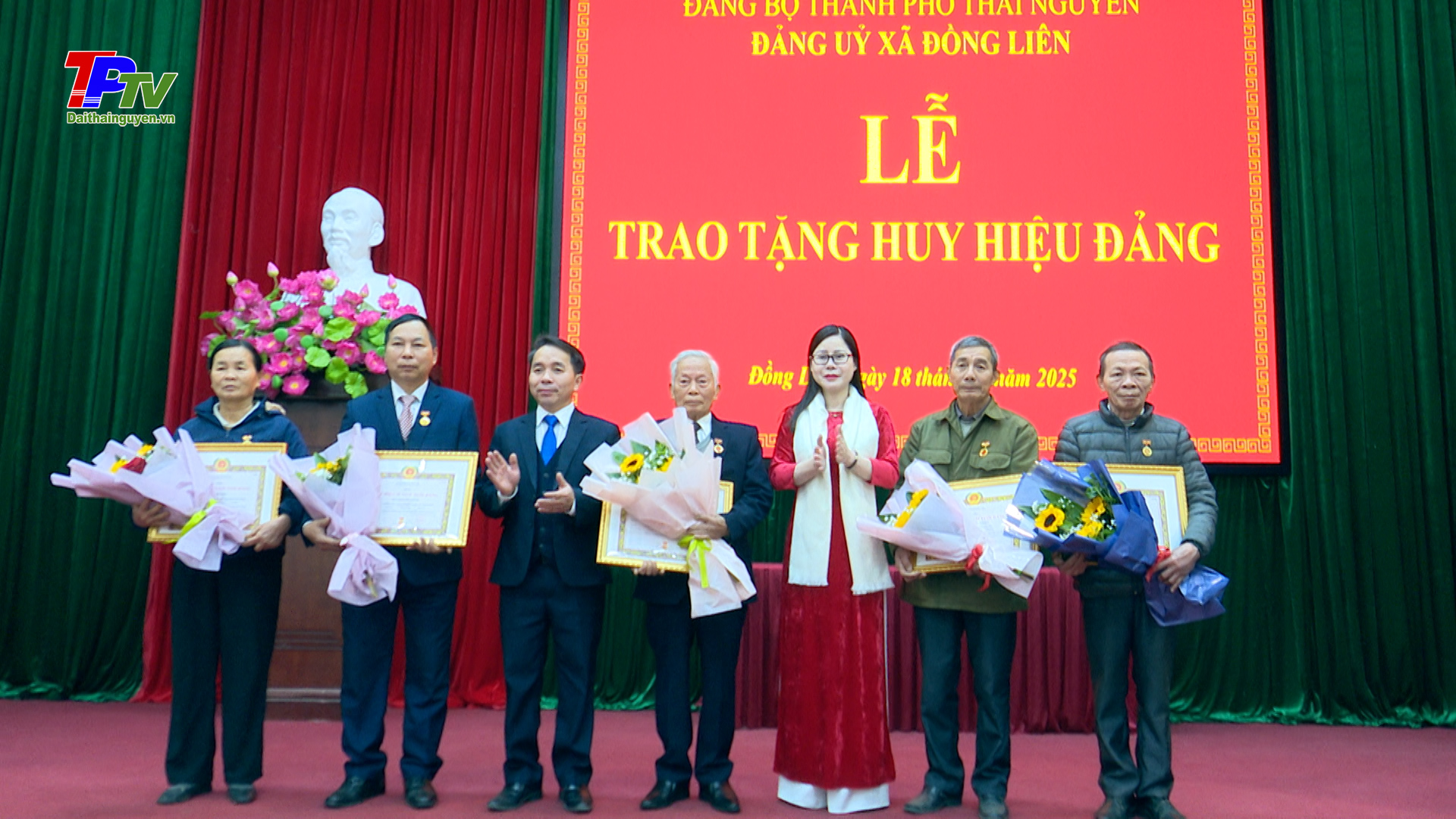 Đảng bộ xã Đồng Liên: Trao tặng Huy hiệu Đảng đợt 3/2.