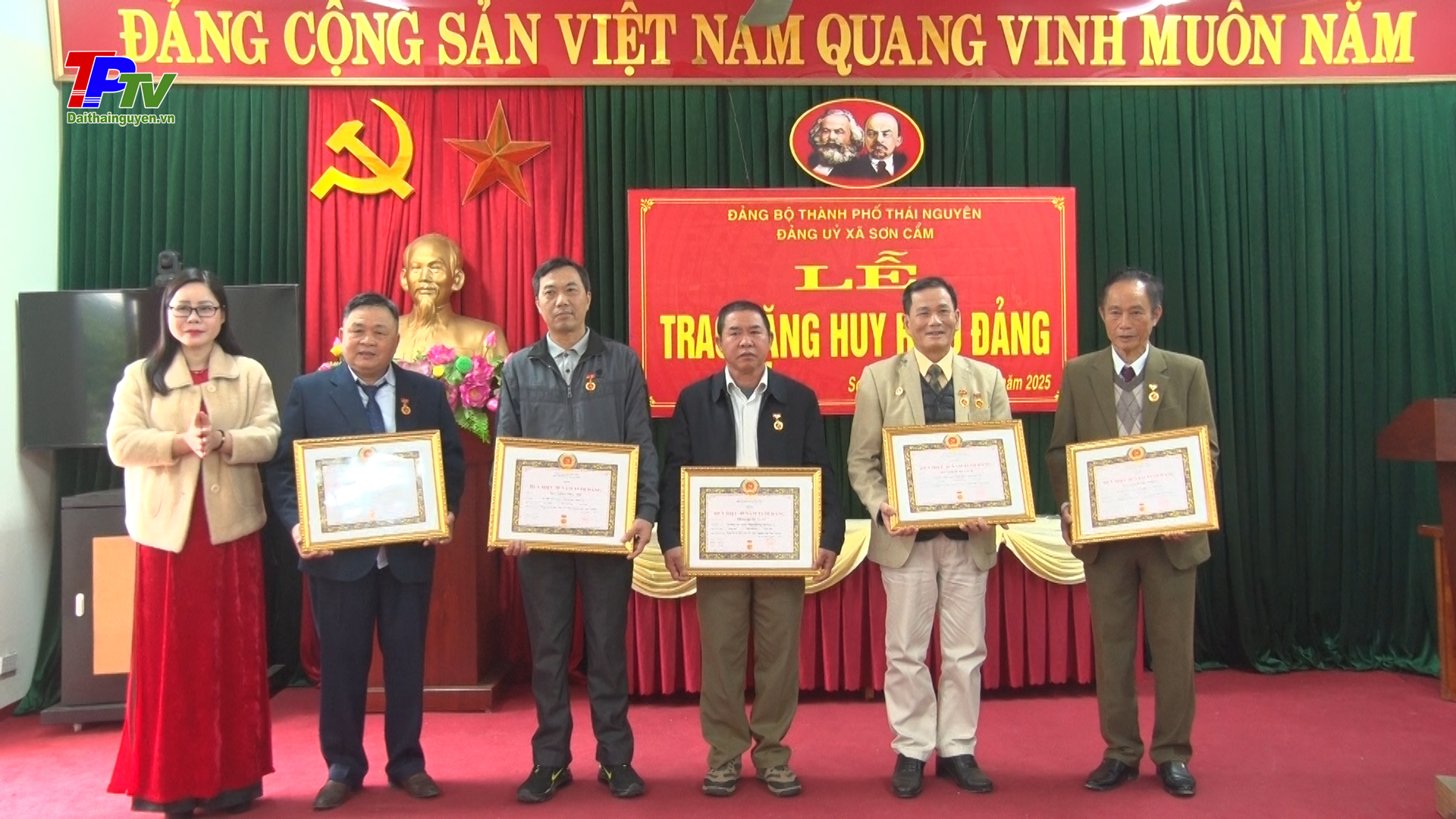 Đảng bộ xã Sơn Cẩm trao tặng Huy hiệu Đảng đợt 3/2.