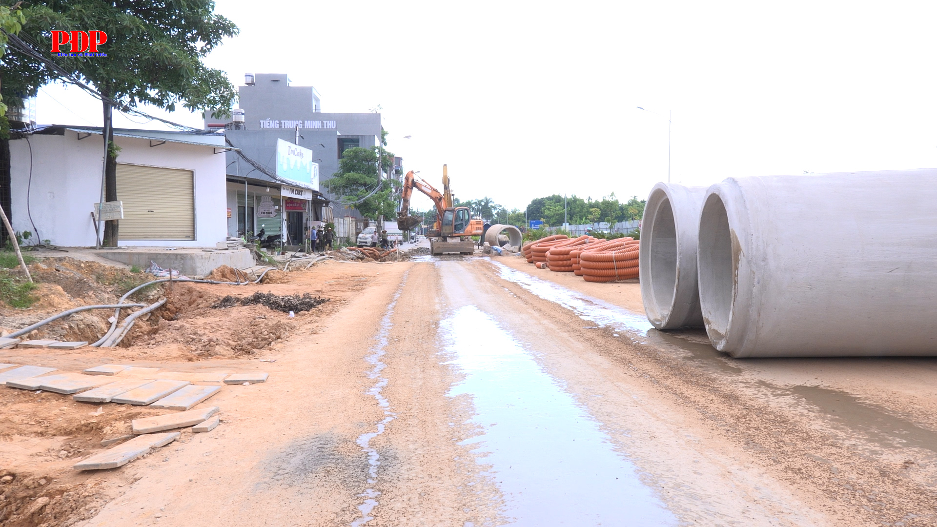 Đẩy nhanh tiến độ thi công các công trình thoát nước khu vực cổng Đại học Thái Nguyên.