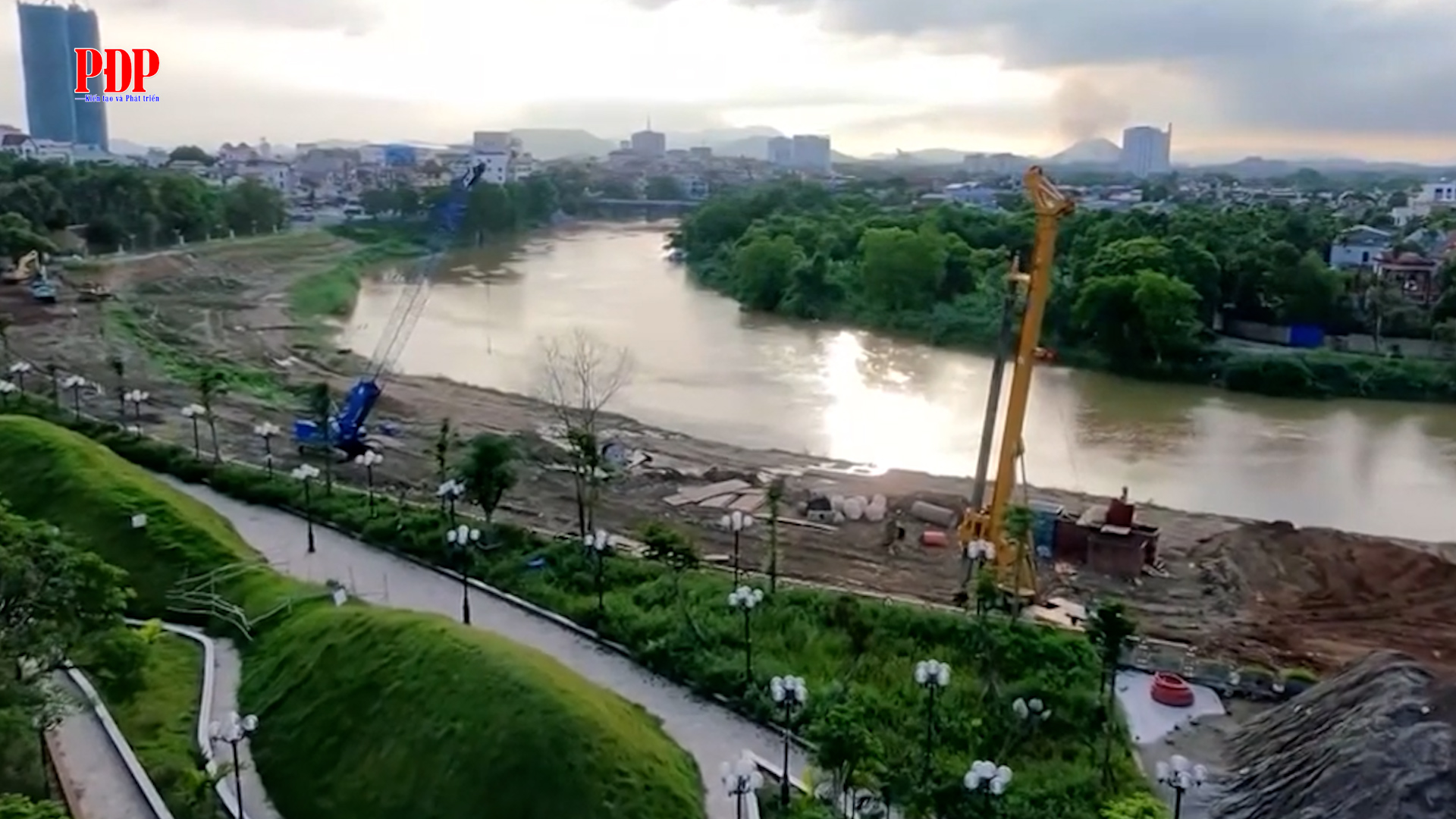Tăng cường kiểm tra, ngăn chặn tình trạng xây dựng đón đền bù tại khu vực thực hiện Dự án xây dựng tuyến đê Hữu Cầu.