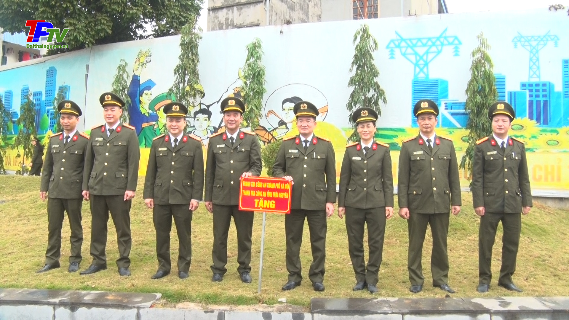 Đoàn đại biểu Thanh tra Công an tỉnh Thái Nguyên và TP Hà Nội dâng hương, trồng cây tại Khu di tích lịch sử Quốc gia Đại đội TNXP 915.