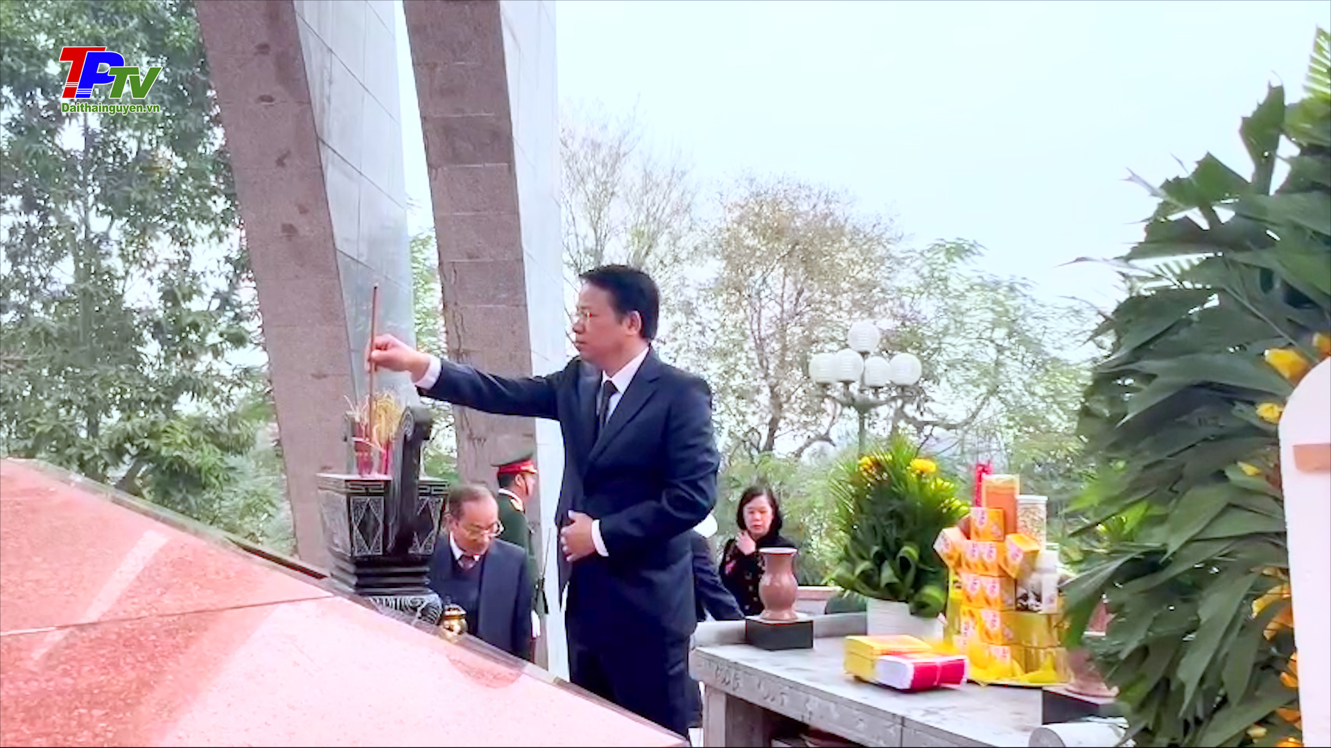 Đoàn đại biểu thành phố Thái Nguyên dâng hương tưởng nhớ các Anh hùng liệt sĩ.