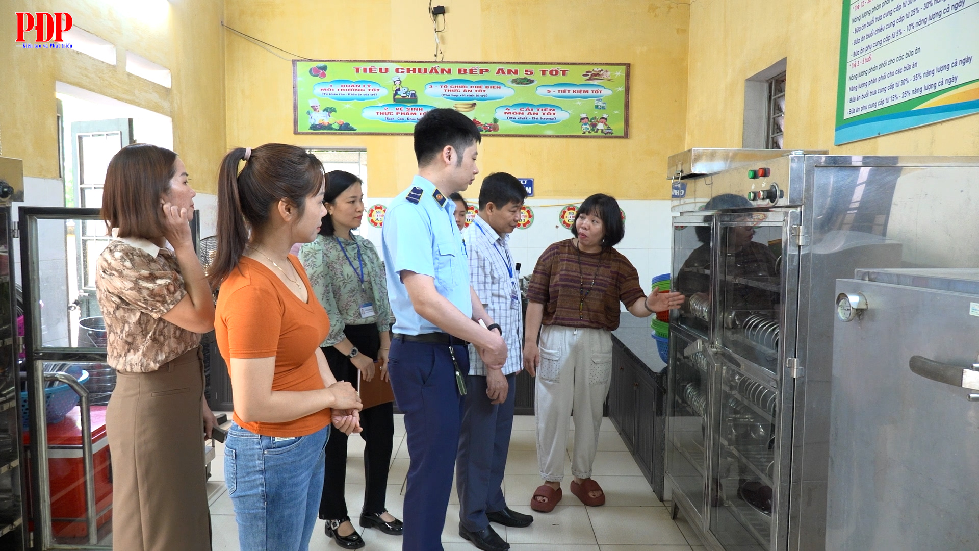 Đoàn kiểm tra liên ngành phường Phan Đình Phùng kiểm tra đột xuất công tác đảm bảo vệ sinh thực phẩm tại một số bếp ăn bán trú trên địa bàn
