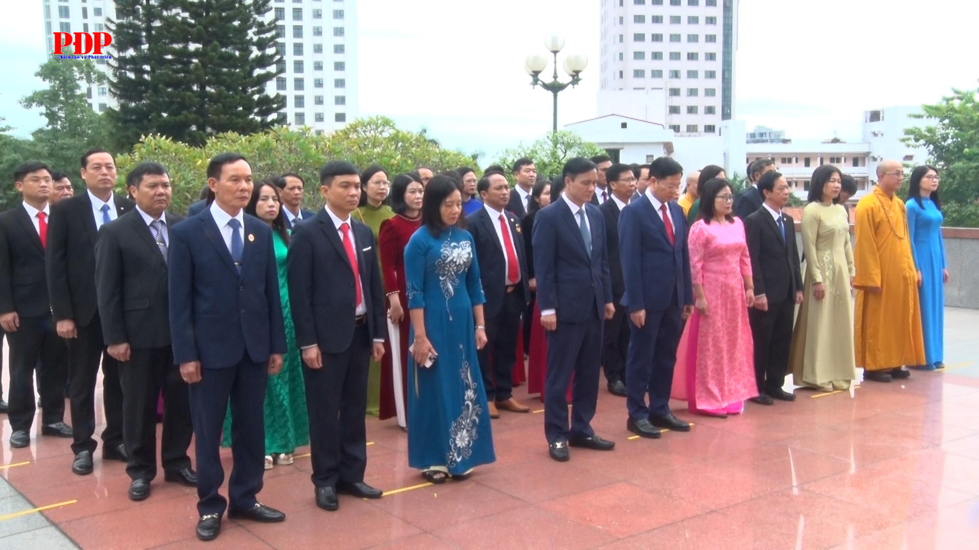 Đoàn đại biểu dự Đại hội đại biểu MTTQ Việt Nam tỉnh Thái Nguyên lần thứ I dâng hương tưởng niệm các Anh hùng liệt sỹ.