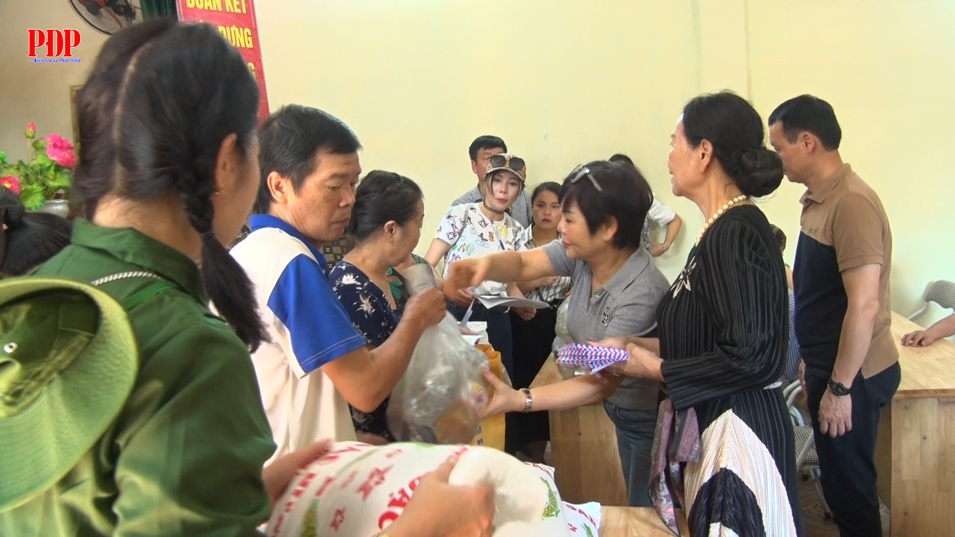 Đoàn thiện nguyện ở Hà Nội trao quà hỗ trợ Nhân dân phường Phan Đình Phùng bị ảnh hưởng lụt bão