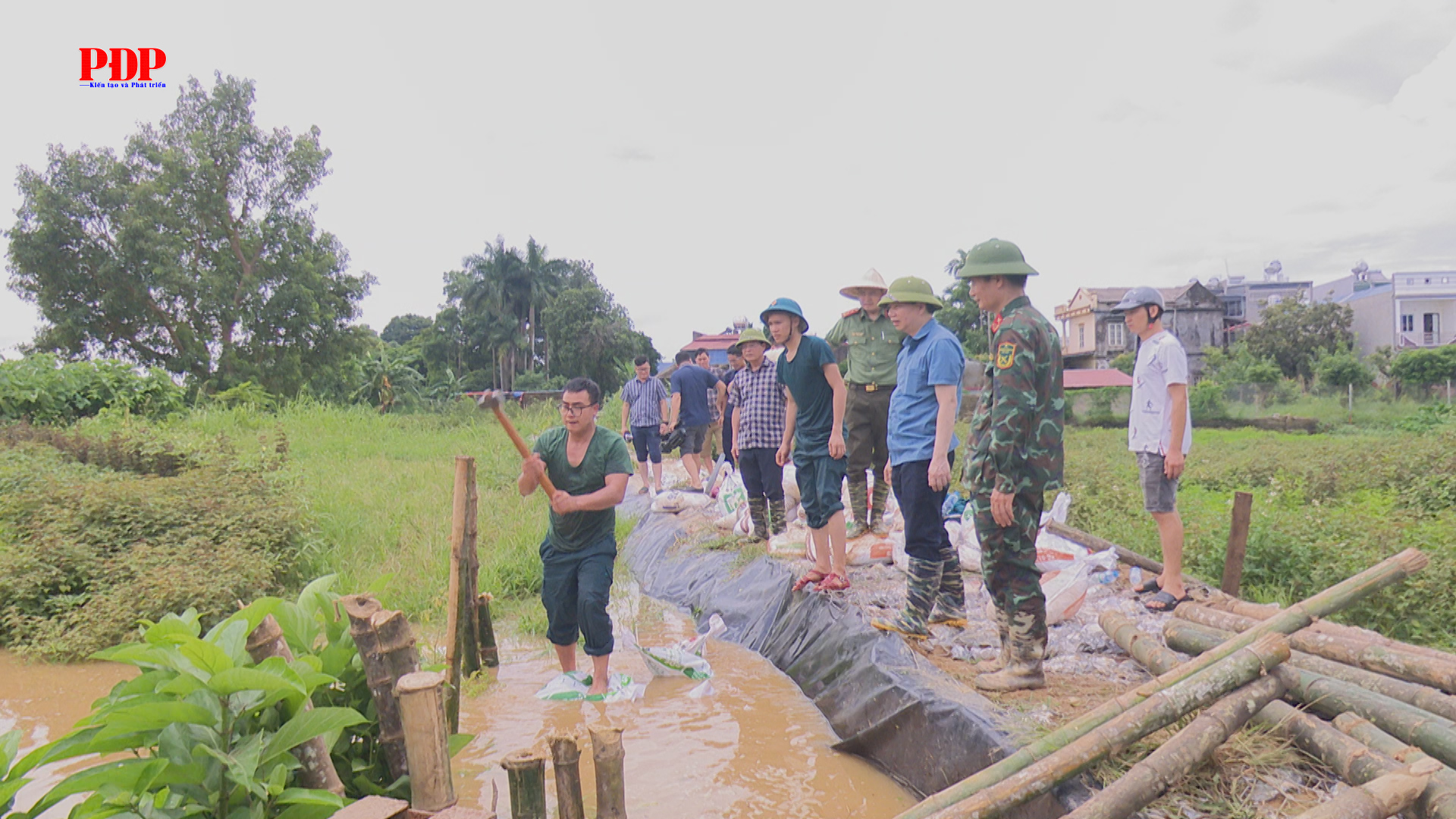 Đồng chí Bí thư Đảng ủy phường Phan Đình Phùng kiểm tra, yêu cầu gia cố đê bối bảo đảm an toàn trong điều kiện mưa bão còn diễn biến phức tạp
