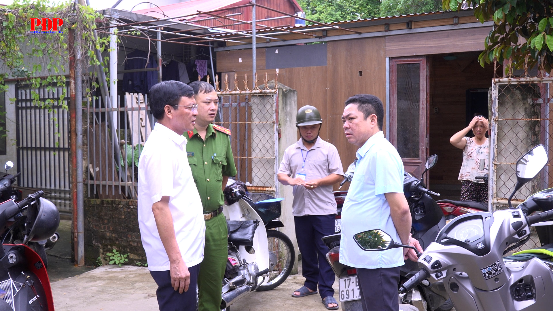 Đồng chí Bí thư Đảng ủy phường Phan Đình Phùng kiểm tra, chỉ đạo ngăn chặn tình trạng xây dựng đón bồi thường tại Dự án xây dựng tuyến đê Hữu Cầu.