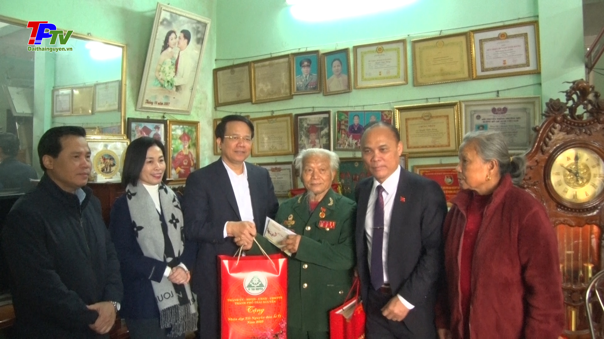 Đồng chí Bí thư Thành ủy Thái Nguyên thăm, tặng quà Tết tại Trung tâm Bảo trợ và Công tác xã hội tỉnh và gia đính chính sách, người có công.