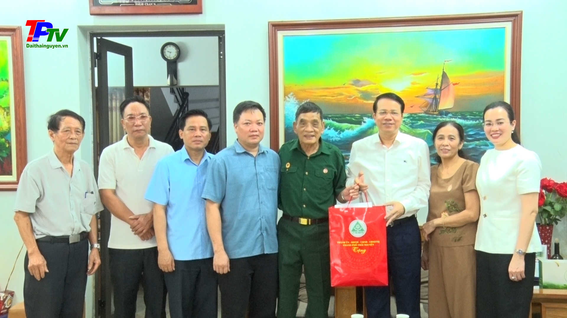 Đồng chí Bí thư Thành uỷ Thái Nguyên: Thăm, tặng quà cựu chiến binh tham gia Chiến dịch Hồ Chí Minh.