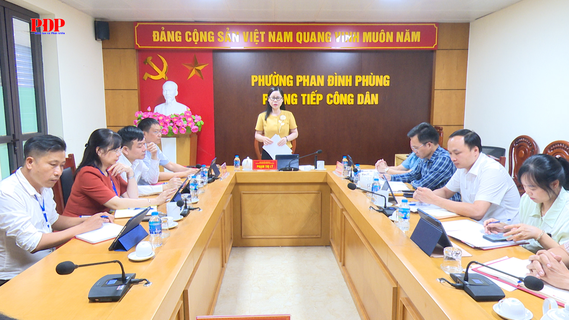 Đồng chí Chủ tịch HĐND phường Phan Đình Phùng tiếp công dân.