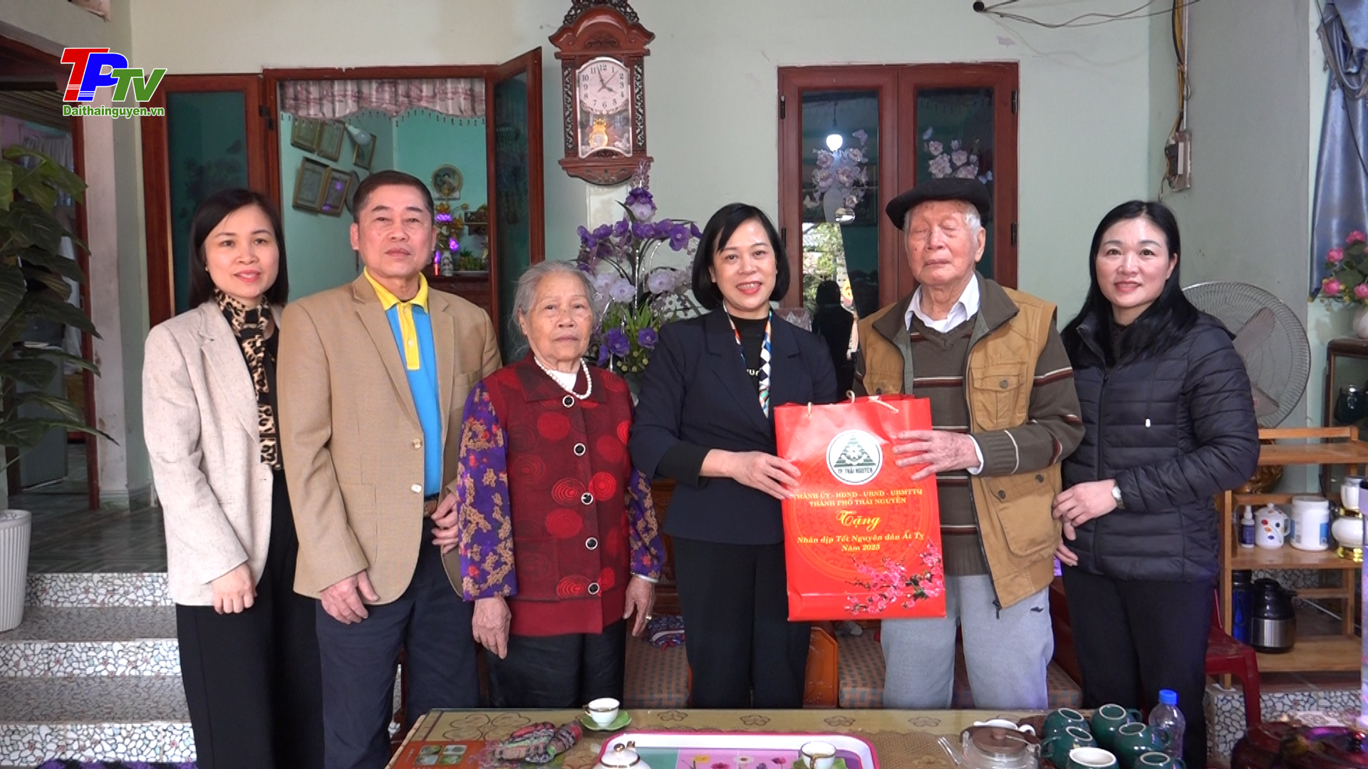 Đồng chí Chủ tịch HĐND thành phố Thái Nguyên thăm, tặng quà Tết các gia đình chính sách, hộ nghèo.