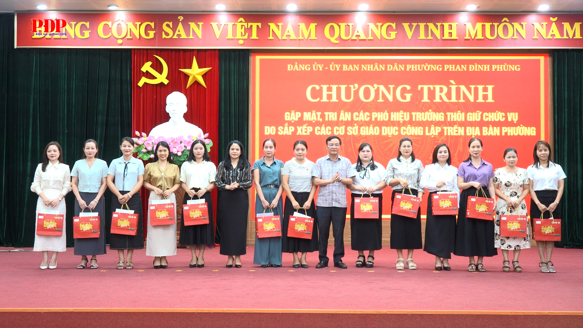 Phường Phan Đình Phùng: Gặp mặt, tri ân các Phó Hiệu trưởng thôi giữ chức vụ do sắp xếp các cơ sở giáo dục công lập.
