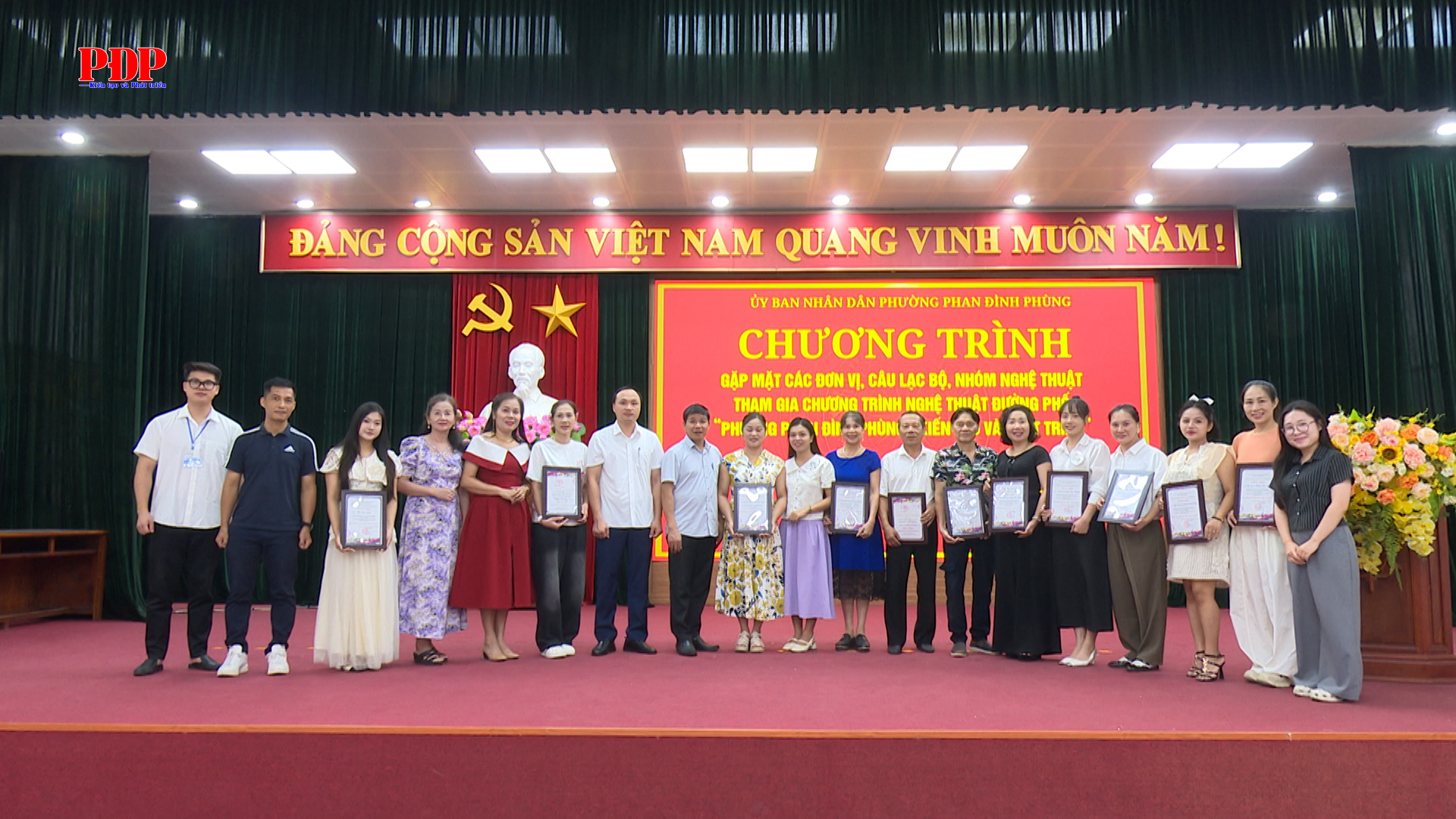 Gặp mặt và trao Giấy chứng nhận cho các đơn vị tham gia biểu diễn tại Chương trình nghệ thuật đường phố.