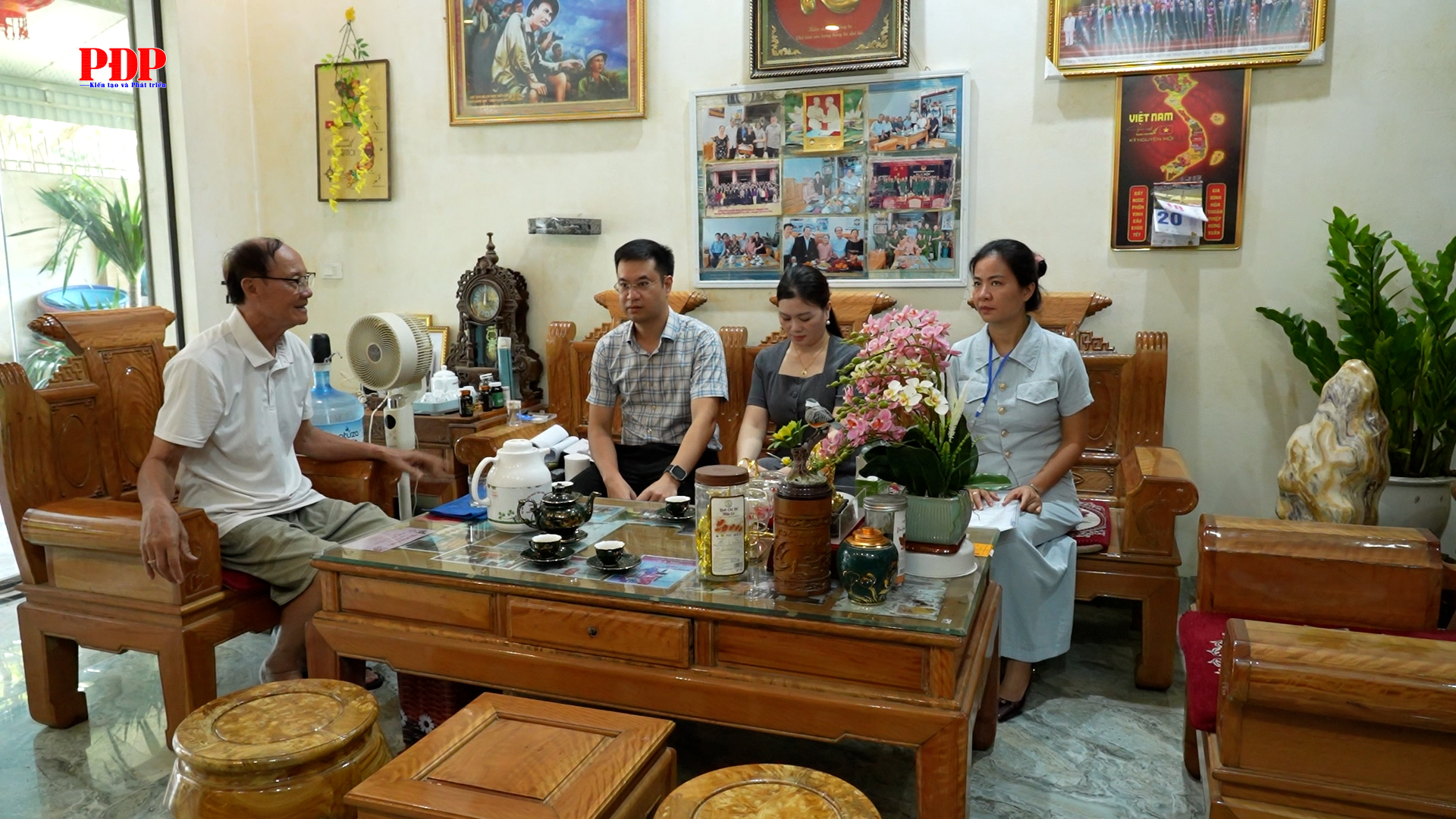 Trung tâm Phục vụ Hành chính công phường Phan Đình Phùng hỗ trợ thực hiện thủ tục hành chính tại nhà cho Nhân dân.