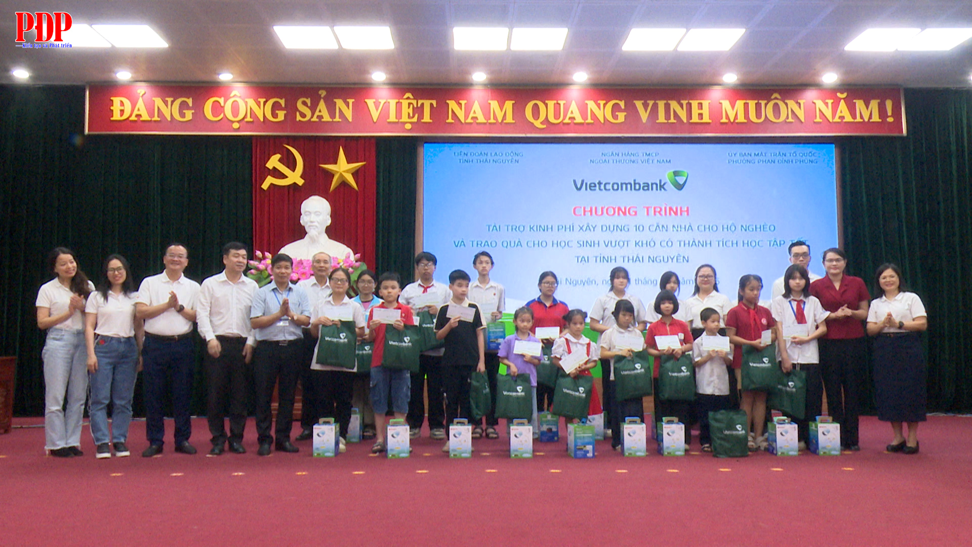 Hỗ trợ xây dựng nhà cho hộ nghèo và tặng quà cho học sinh nghèo vượt khó