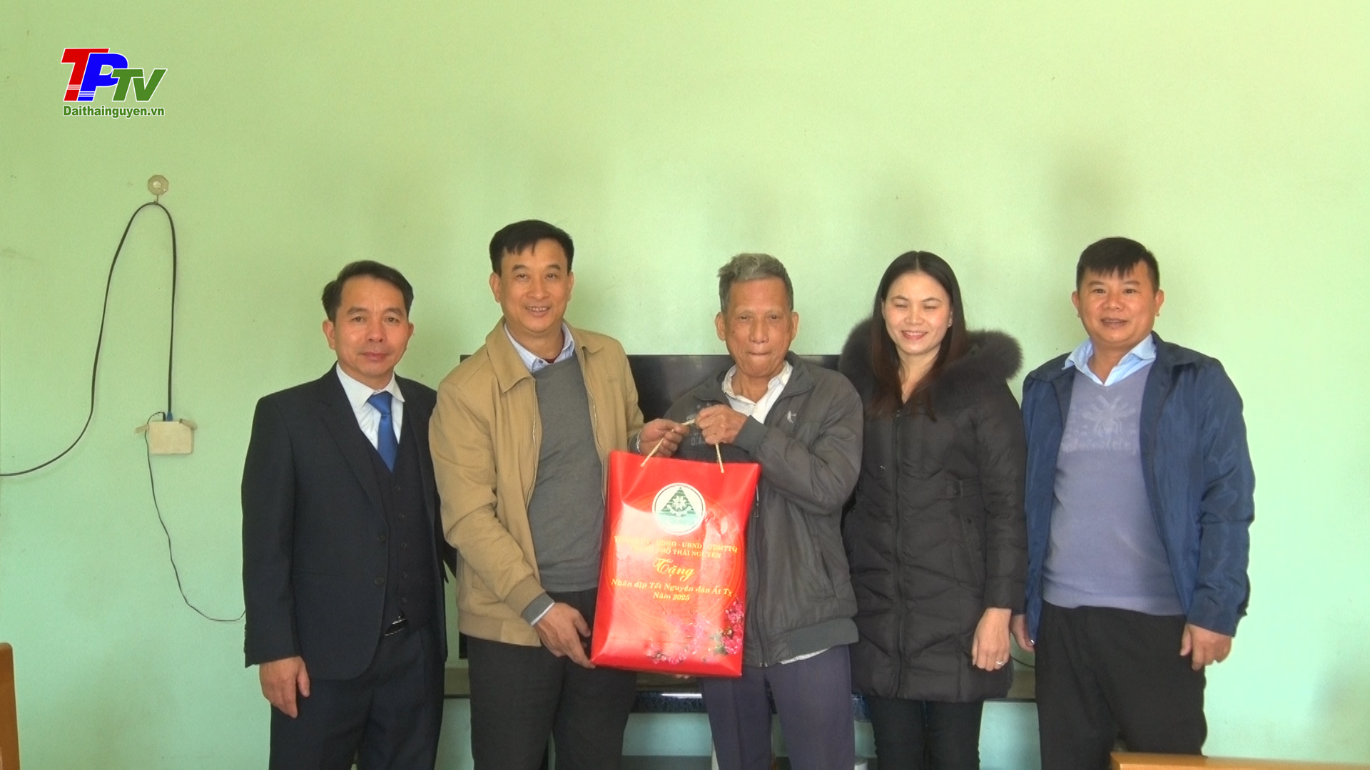 Lãnh đạo thành phố Thái Nguyên thăm, tặng quà các gia đình chính sách, người có công với cách mạng xã Đồng Liên.