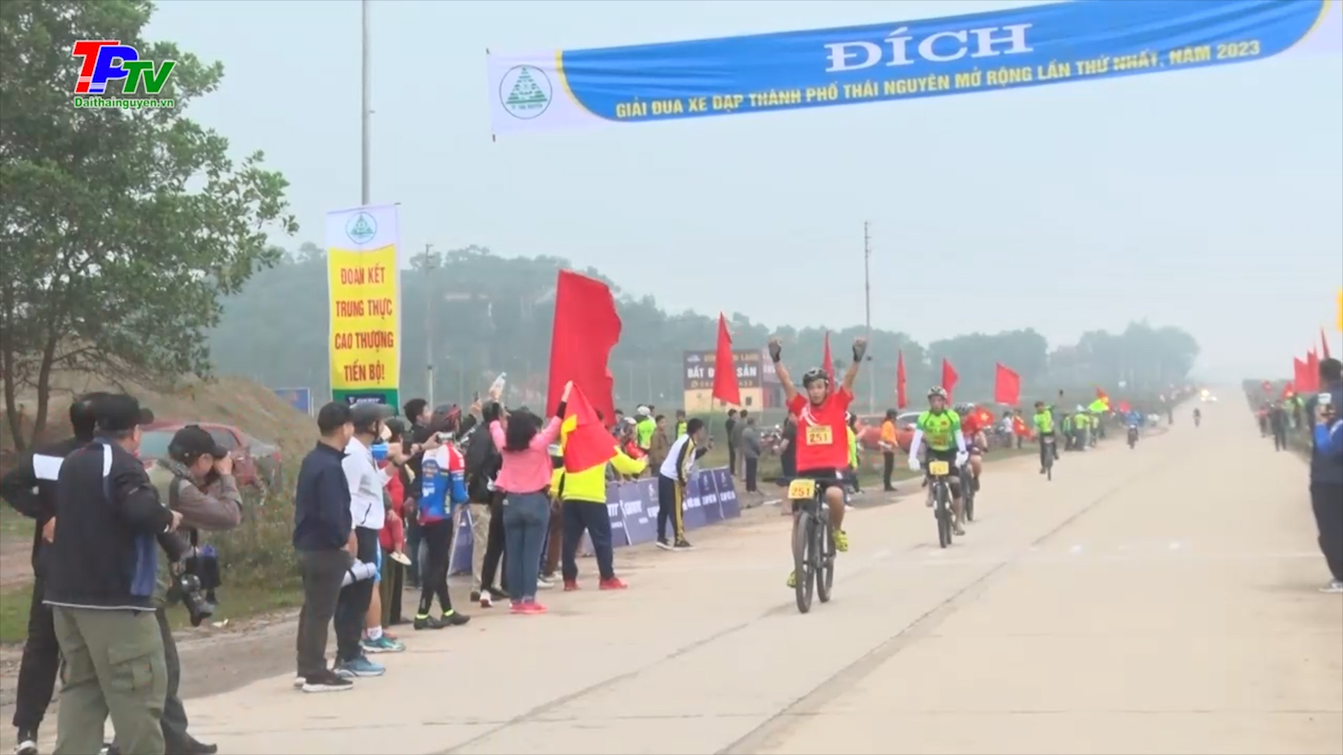 Quảng bá giải đua xe đạp tại lễ hội truyền thống 