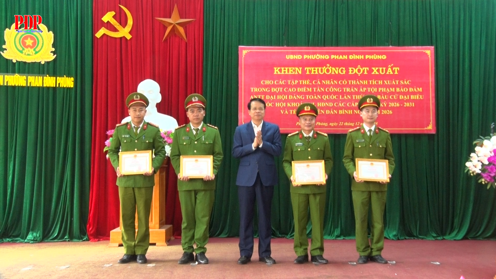 Công an phường Phan Đình phùng được khen thưởng đột xuất vì có thành tích xuất sắc trong đợt cao điểm tấn công, trấn áp tội phạm