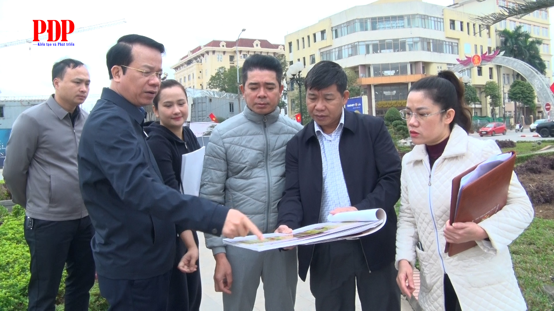 Đồng chí Bí thư Đảng ủy, Chủ tịch UBND phường Phan Đình Phùng kiểm tra tiến độ triển khai tổ chức Chợ Hoa, Chợ Tết và Không gian Tết Bính Ngọ 2026