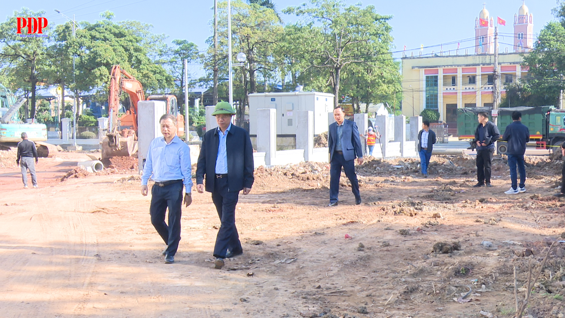 Đồng chí Bí thư Đảng uỷ, Chủ tịch UBND phường Phan Đình Phùng kiểm tra thực tế một số dự án.