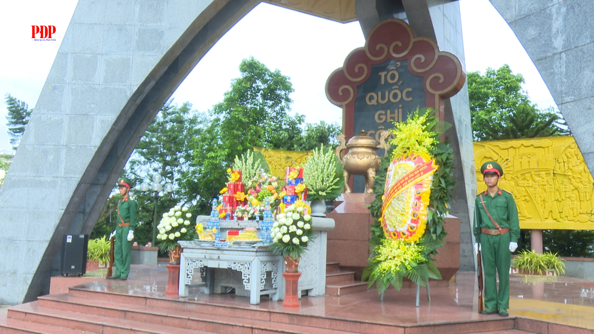 Đoàn đại biểu tỉnh Thái Nguyên dâng hương tưởng niệm các Anh hùng liệt sĩ