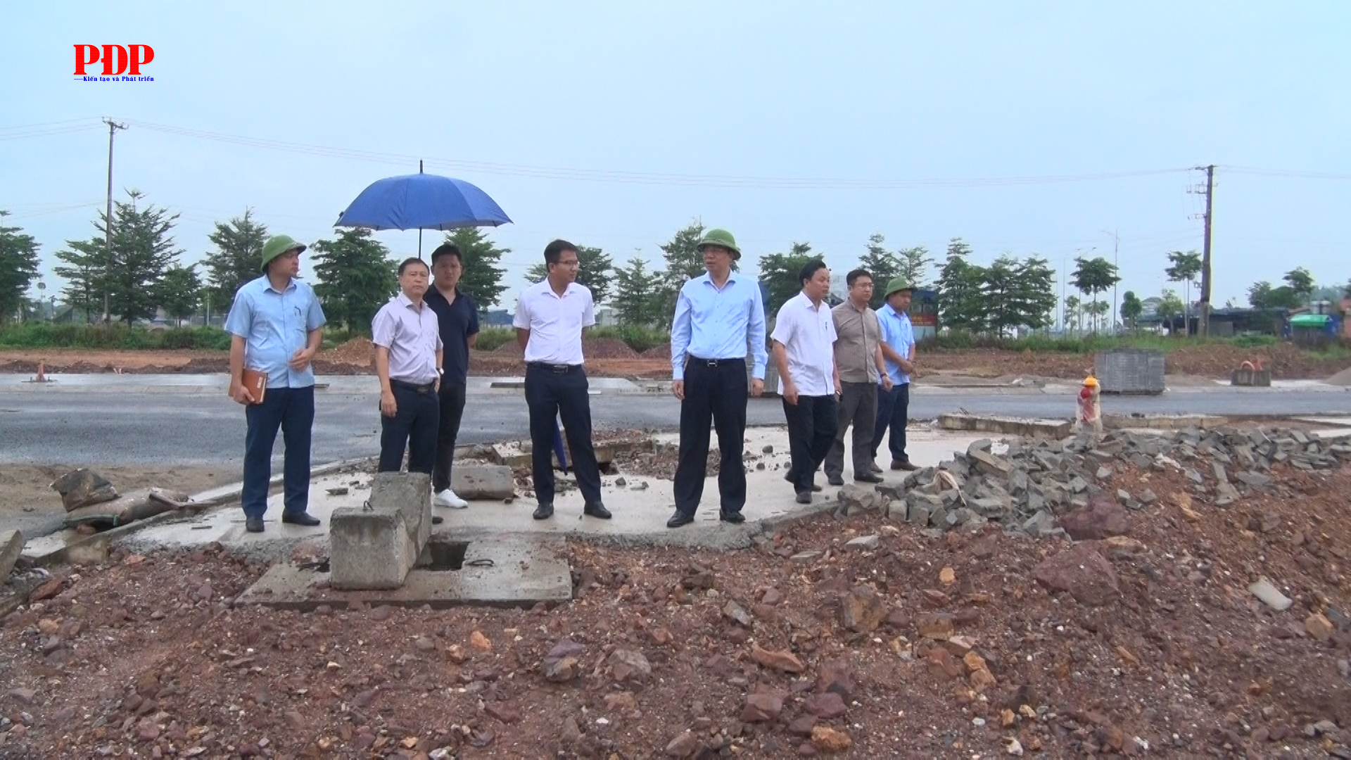 Lãnh đạo phường Phan Đình Phùng kiểm tra tiến độ các dự án đầu tư công trên địa bàn.