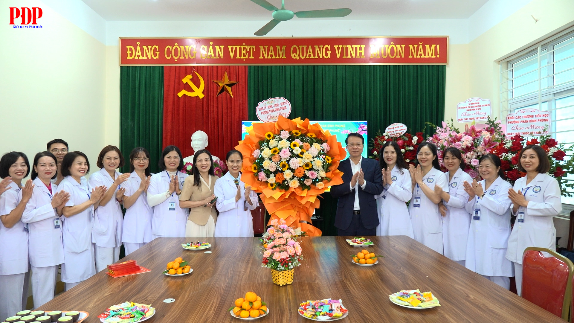 Lãnh đạo phường Phan Đình Phùng thăm, chúc mừng Trạm Y tế phường nhân Ngày Thầy thuốc Việt Nam