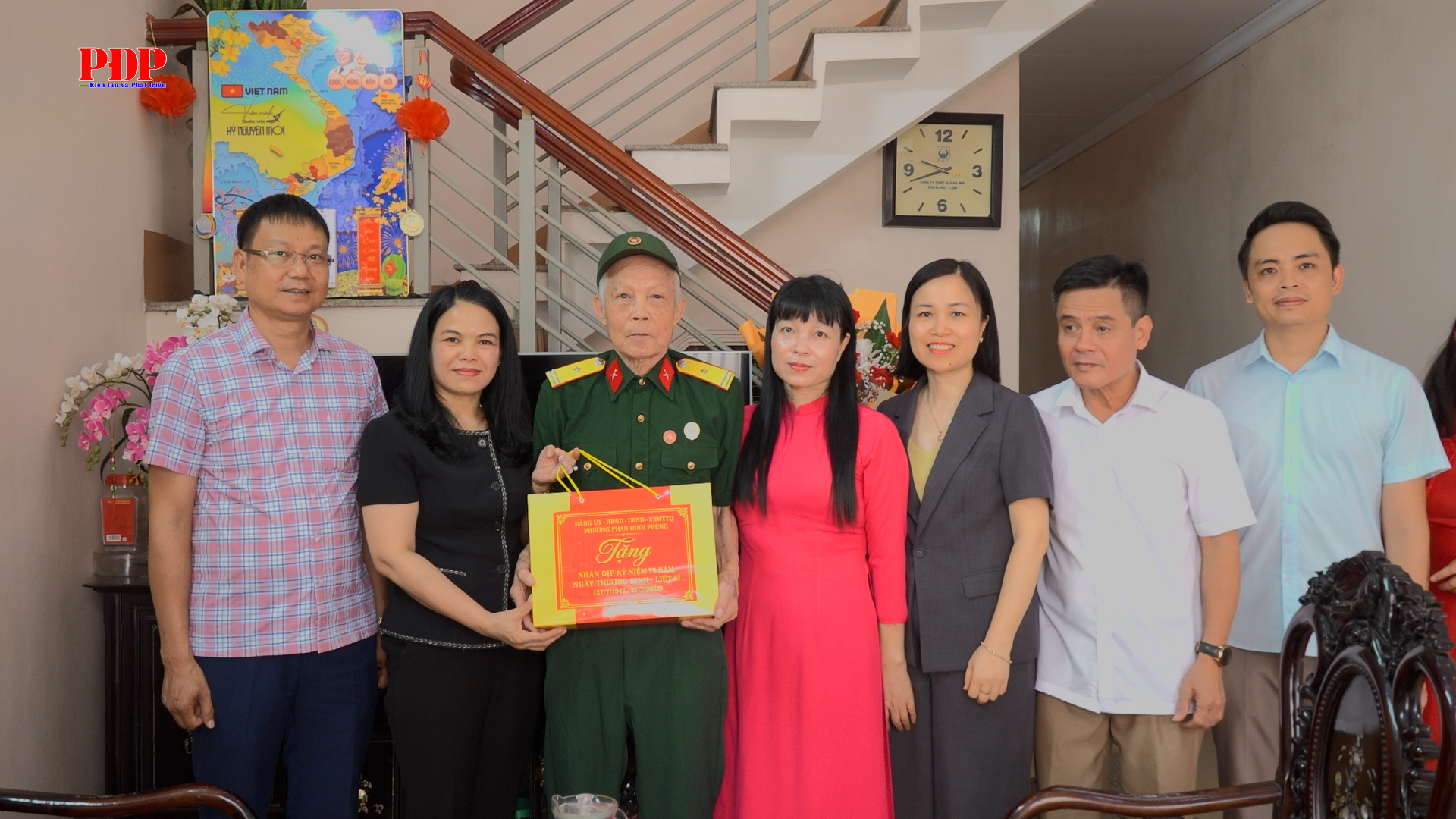 Lãnh đạo phường Phan Đình Phùng thăm, tặng quà người có công với cách mạng nhân Kỷ niệm 79 năm Ngày thương binh - Liệt sĩ