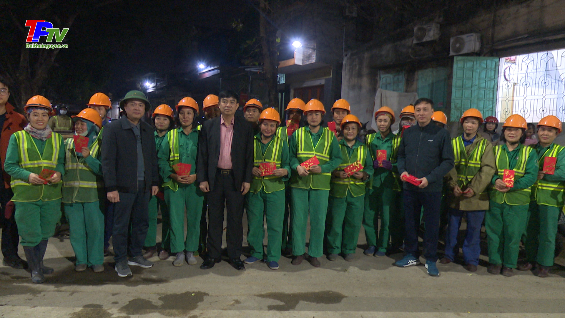 Lãnh đạo Thành phố Thái Nguyên thăm, động viên, chúc tết công nhân vệ sinh môi trường