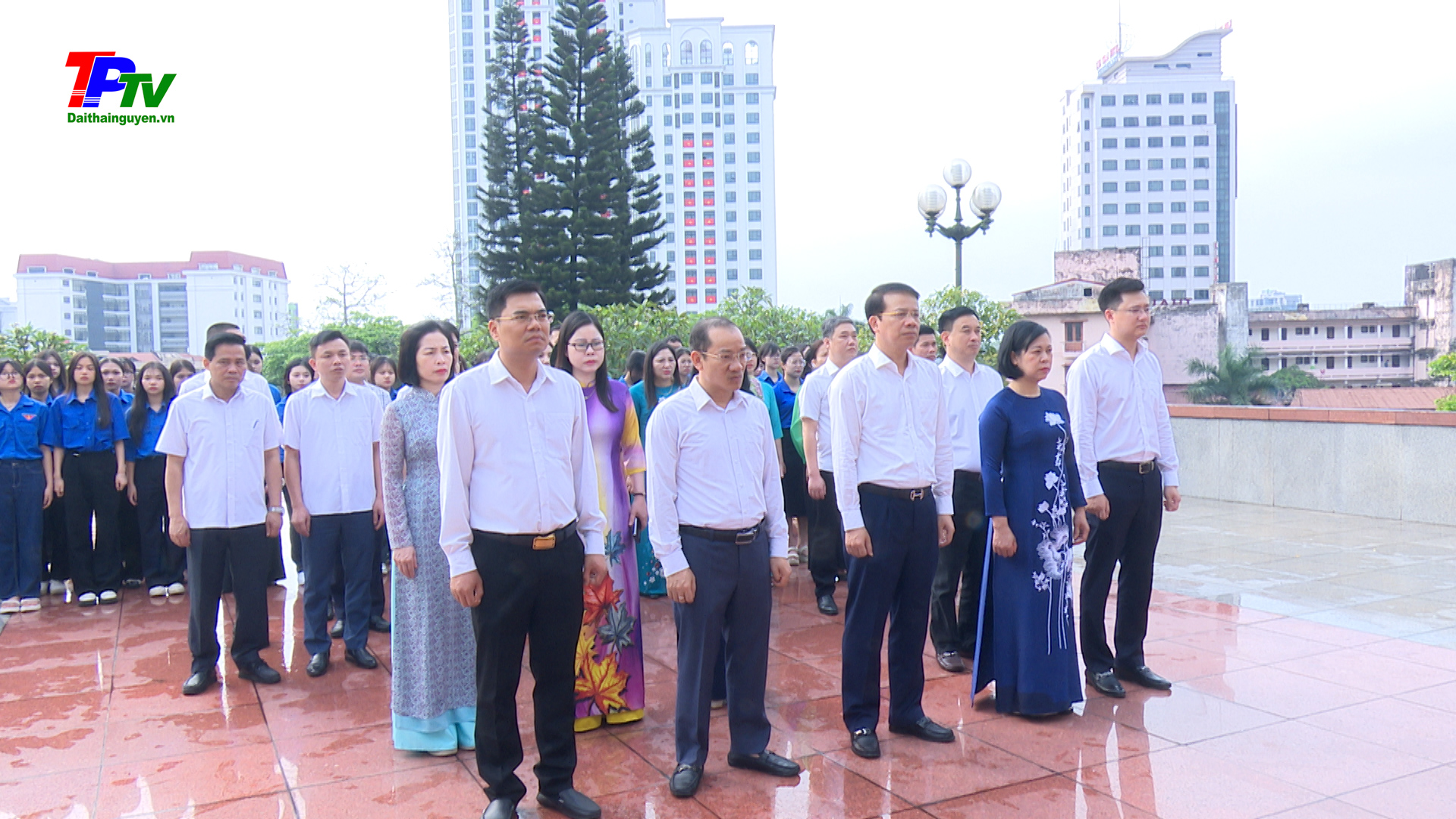 Đoàn đại biểu thành phố Thái Nguyên dâng hương tưởng nhớ các Anh hùng liệt sĩ.