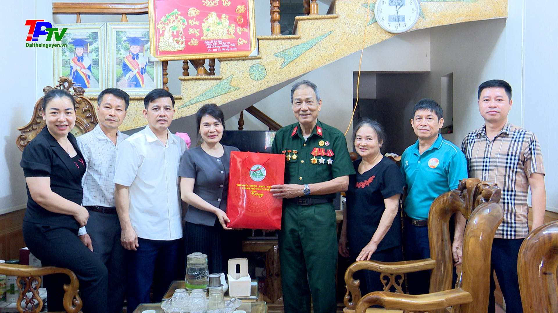 Lãnh đạo thành phố Thái Nguyên thăm, tặng quà cựu chiến binh tham gia Chiến dịch Hồ Chí Minh tại xã Đồng Liên và phường Phú Xá.