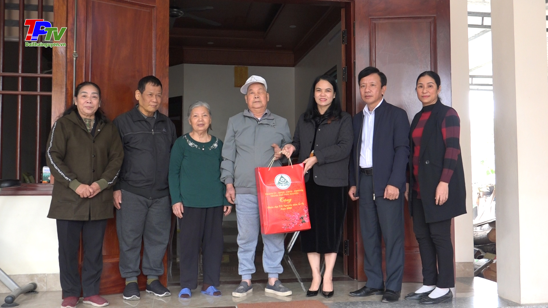 Lãnh đạo thành phố Thái Nguyên thăm, tặng quà Tết các gia đình chính sách, hộ nghèo.