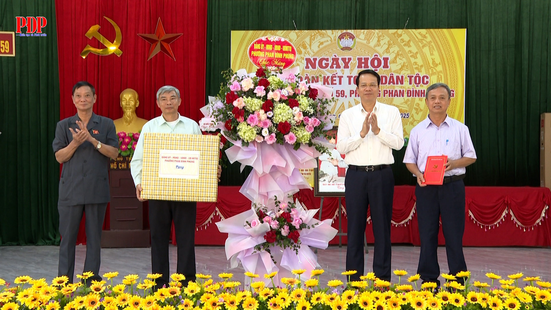 Các đồng chí lãnh đạo tỉnh và phường Phan Đình Phùng chung vui Ngày hội Đại đoàn kết của Khu dân cư Tổ dân phố 59