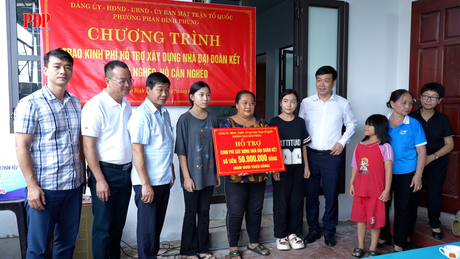 Hỗ trợ xây dựng Nhà Đại đoàn kết cho hộ bà Phạm Thị Mai Dung, tổ 55, phường Phan Đình Phùng.