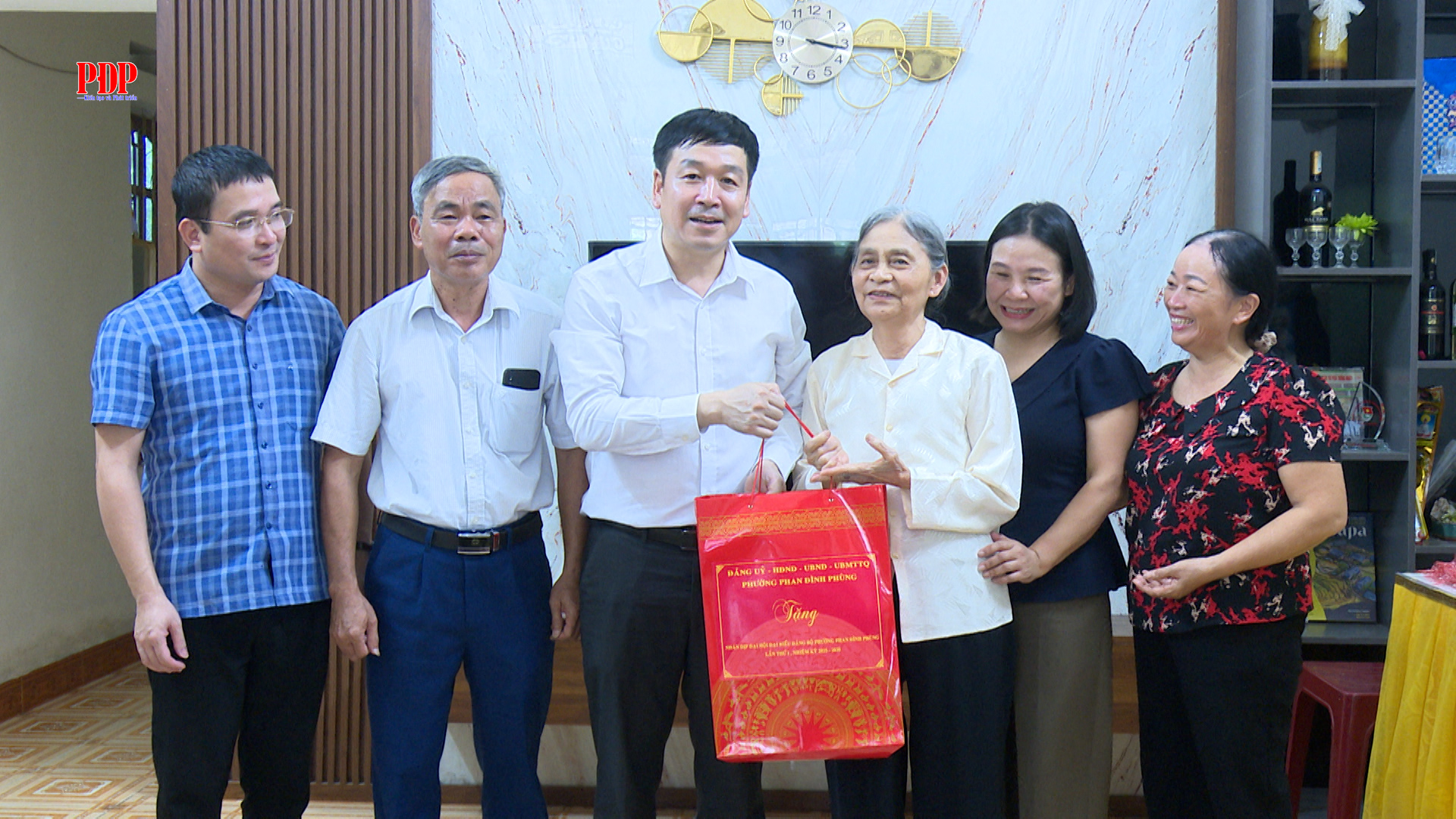 Đồng chí Chủ tịch Uỷ ban MTTQ phường Phan Đình Phùng thăm, tặng quà Đảng viên 70 năm tuổi Đảng trở lên và gia đình người có công với Cách mạng